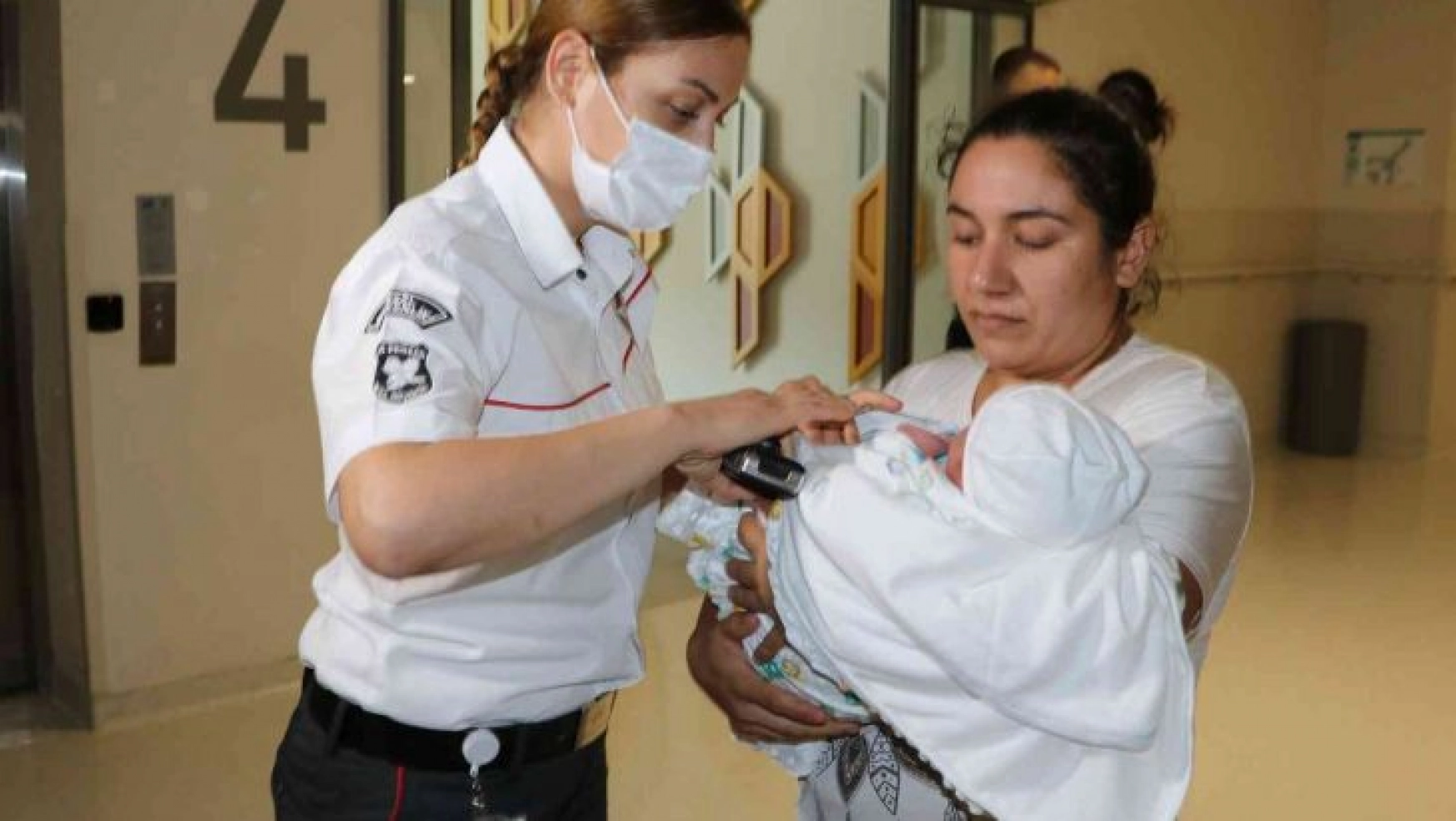 Bu hastanede bebekler ve anneleri çipli bileklikler ile güvende