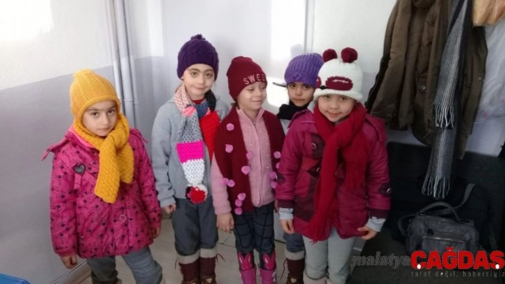 Burhaniye'de hazırlanan atkı ve bereler Çorumlu çocuklara ulaştı