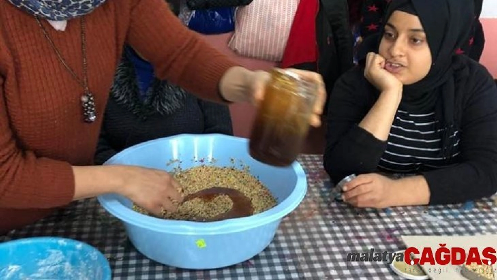 Burhaniye'de özel öğrenciler kuşlar için yem hazırladı
