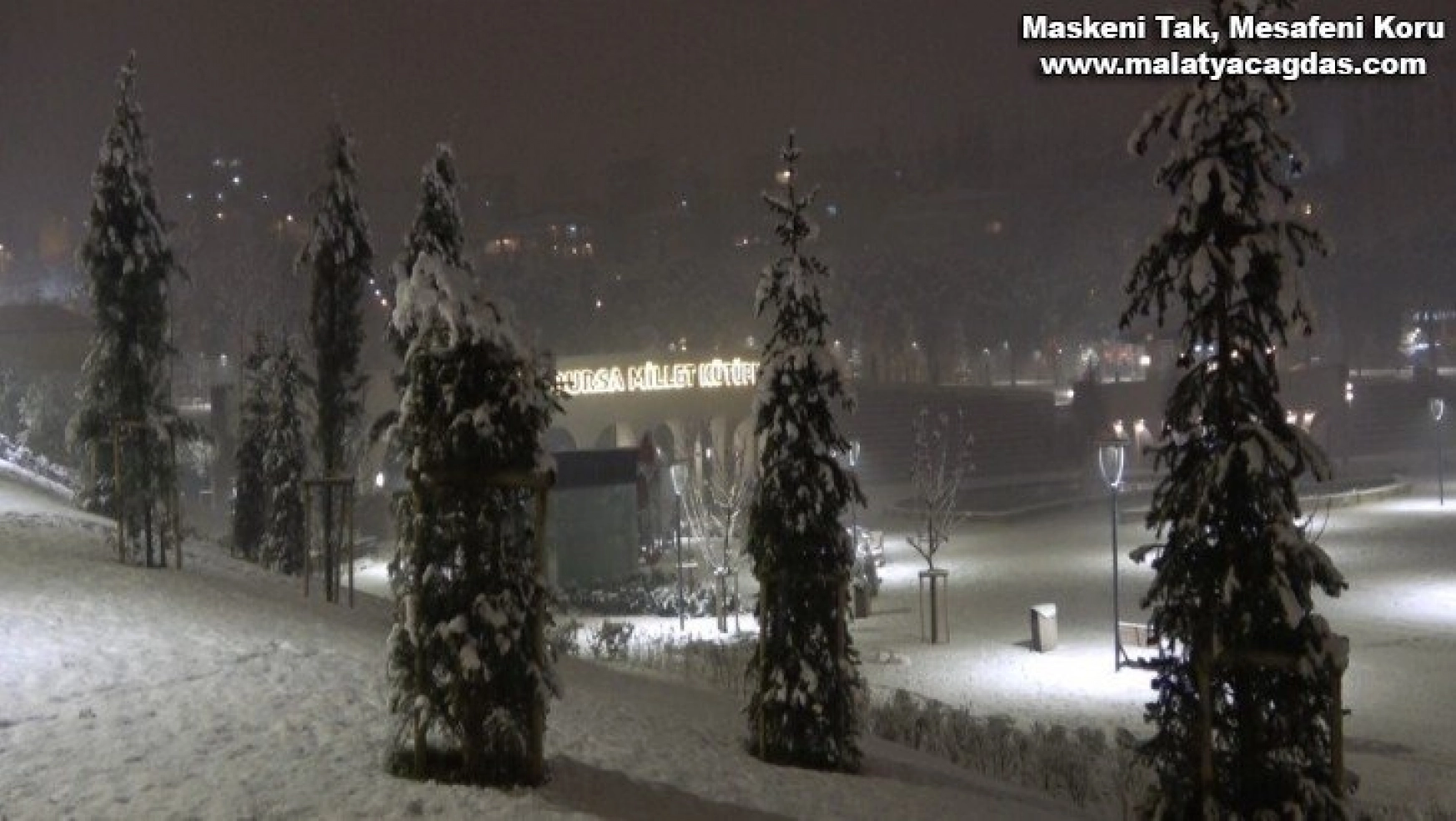 Bursa'da kar yağışının keyfini yine çocuklar çıkardı