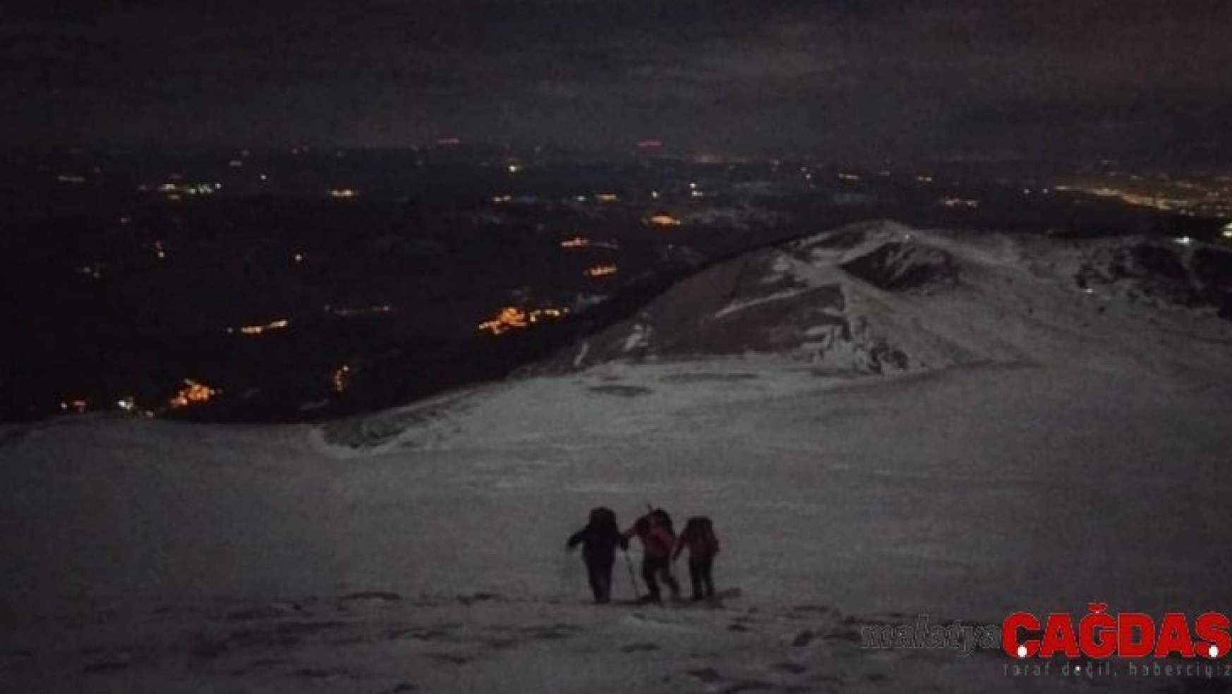 Bursalı dağcılar Uludağ'da -7 derece soğuğa rağmen gece yürüyüşü yaptı