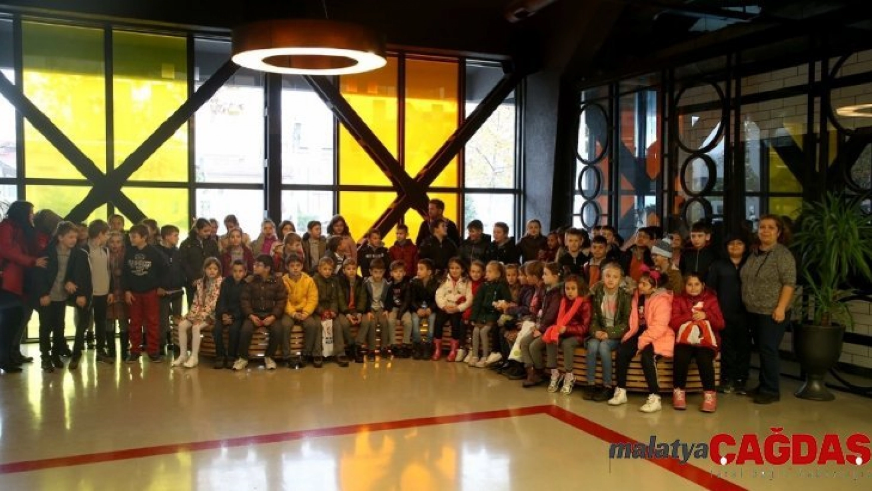 Büyükşehir Belediyesi 400 öğrenciyi sinemayla buluşturdu