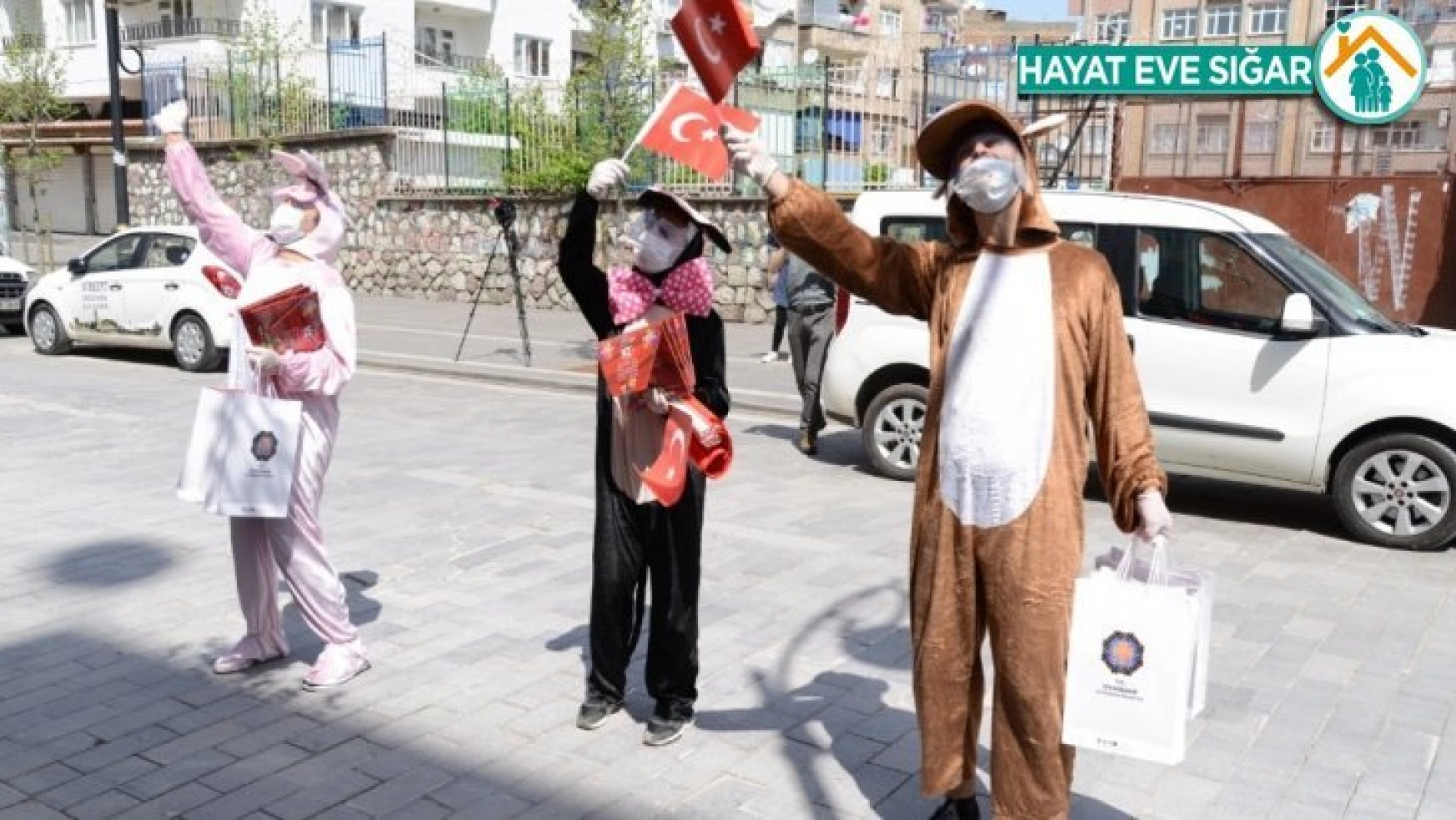 Büyükşehir Belediyesi kapı kapı gezerek çocukların bayramlarını kutladı