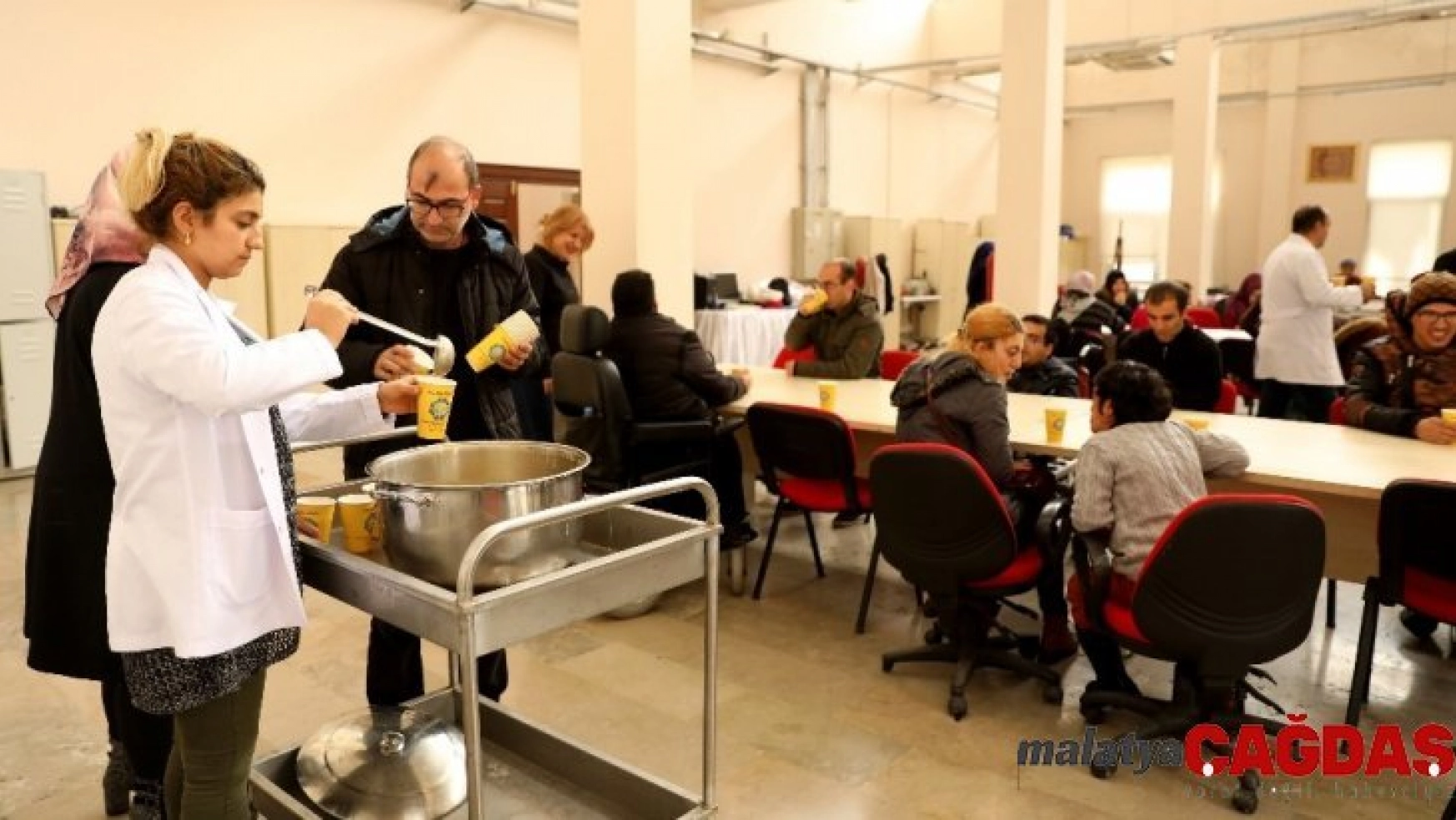 Büyükşehir Belediyesi'nden engelli kursiyerlere çorba ikramı