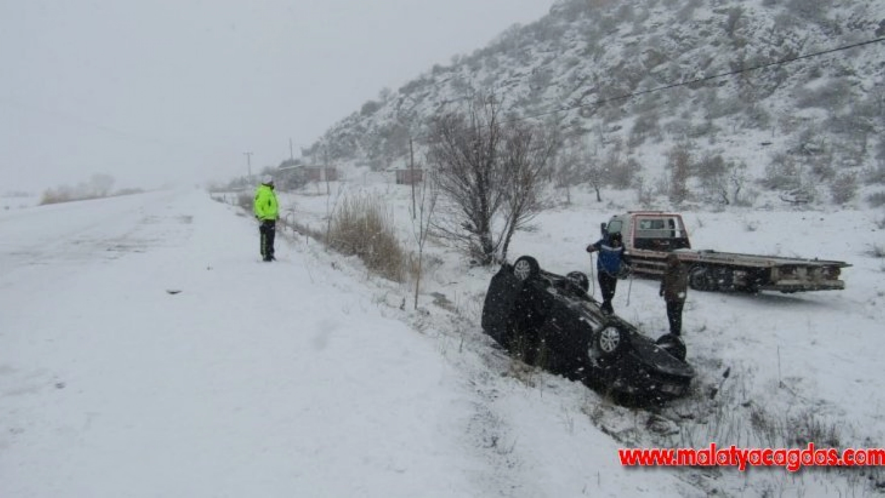 Buzlu yolda kayan araç takla attı: 6 yaralı