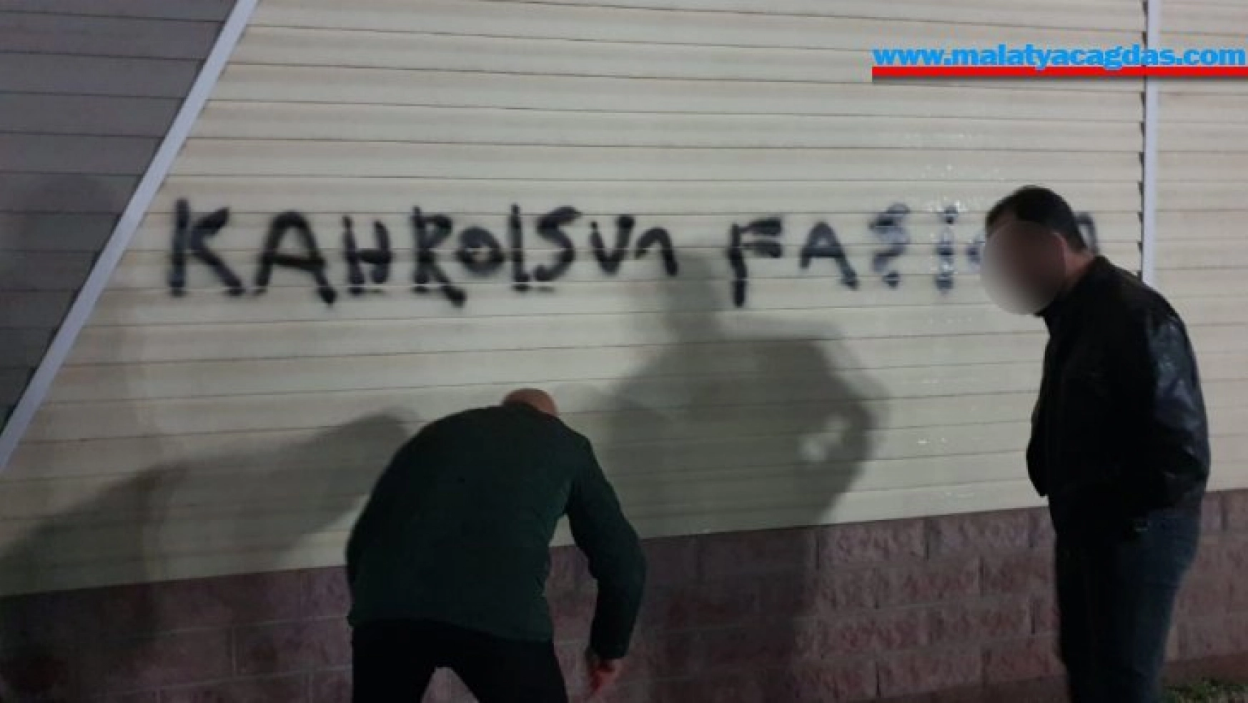 Cami ve kurum duvarına yazılan yazıları polis sildi