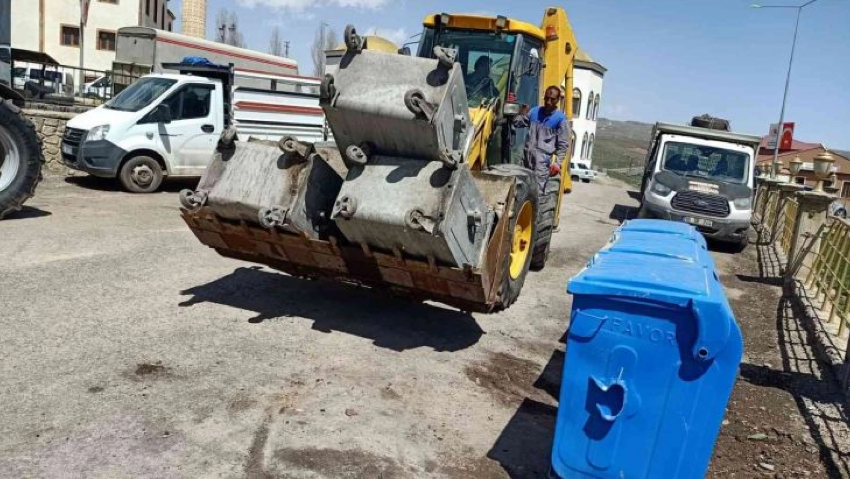 Çat'ta Bayram öncesi çöp konteynerleri yenilendi