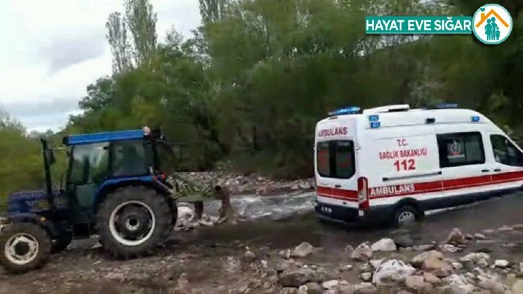 Çayda mahsur kalan ambulansın yardımına köylüler yetişti