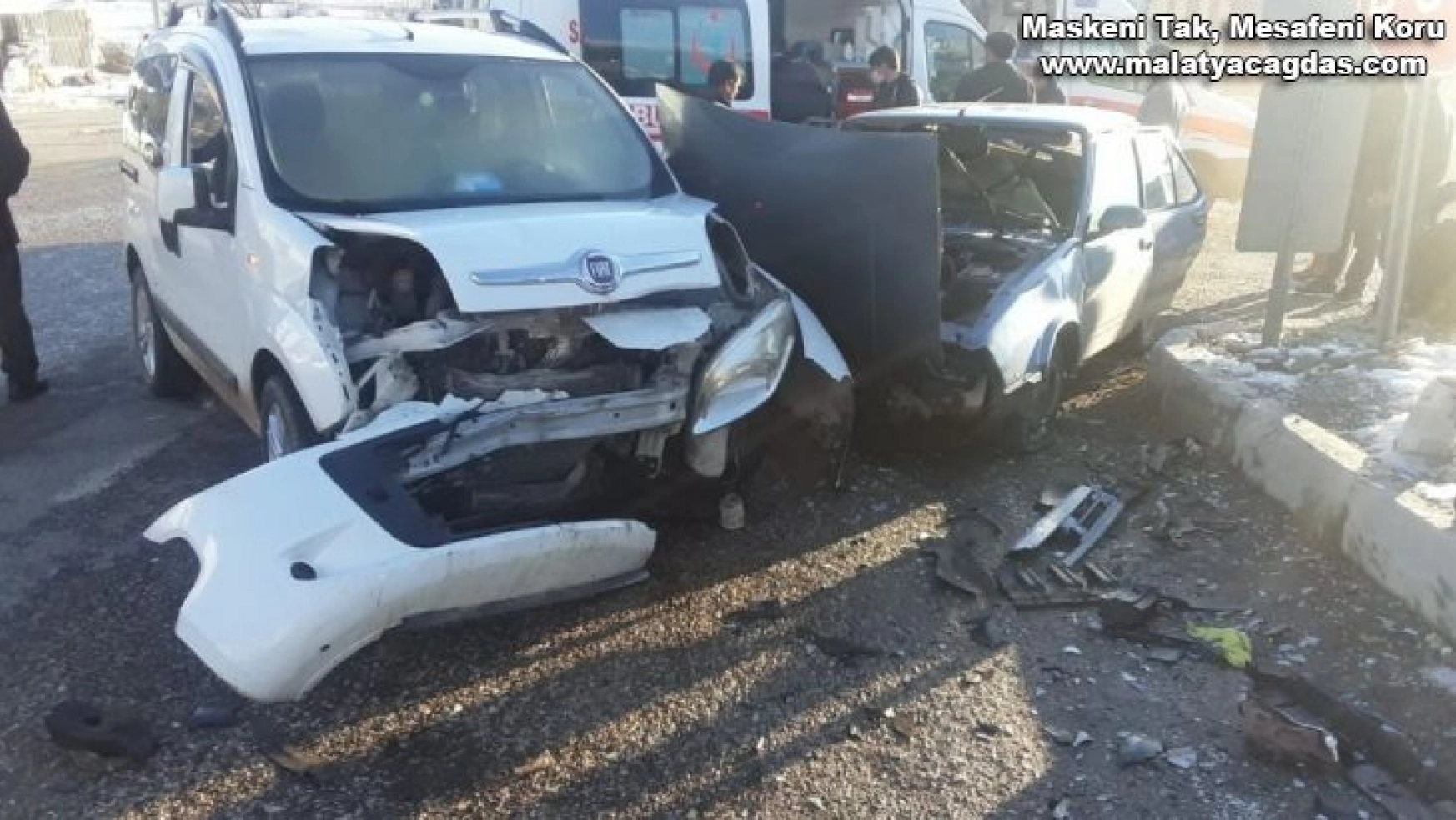 Çelikhan'da iki araç çarpıştı: 4 yaralı