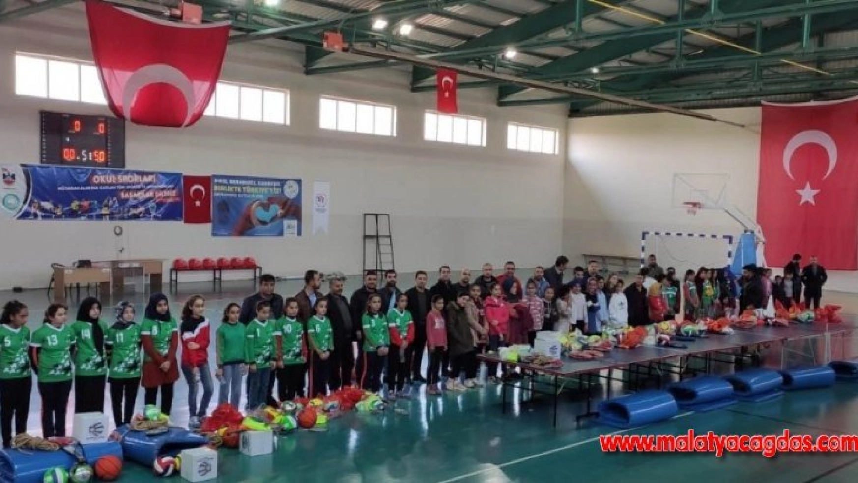 Çınar'da 144 öğrenciye malzeme desteği