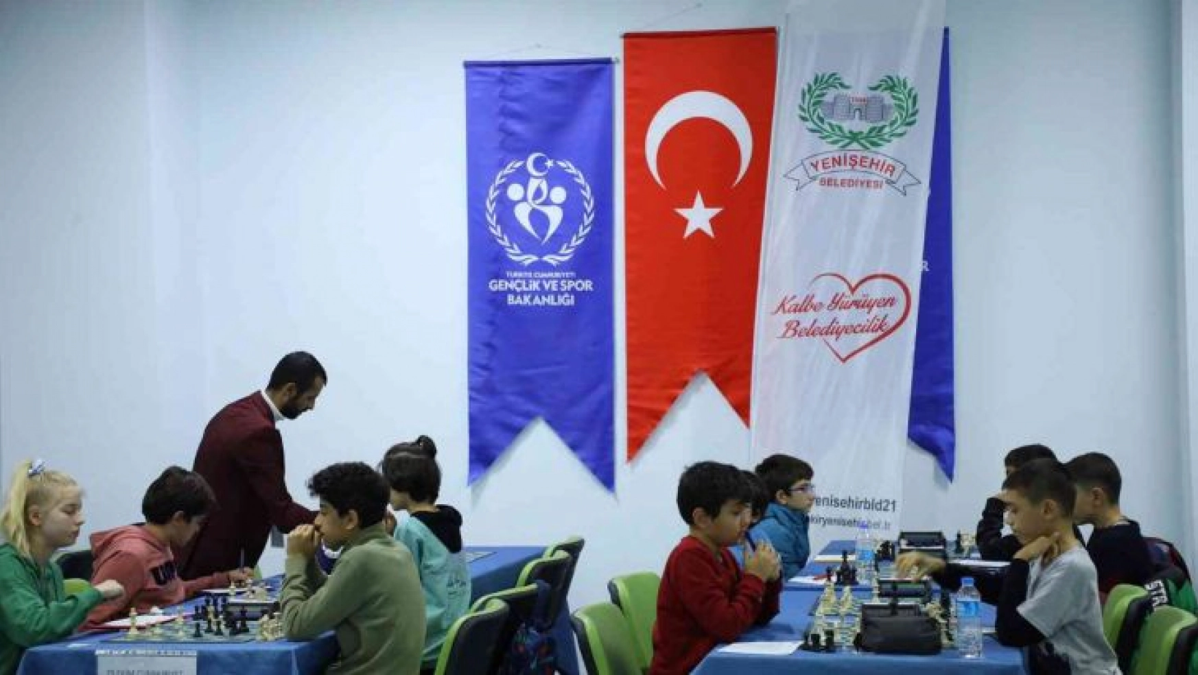 Çocuklar 'Cumhuriyet Satranç Turnuvasında' kıyasıya mücadele etti
