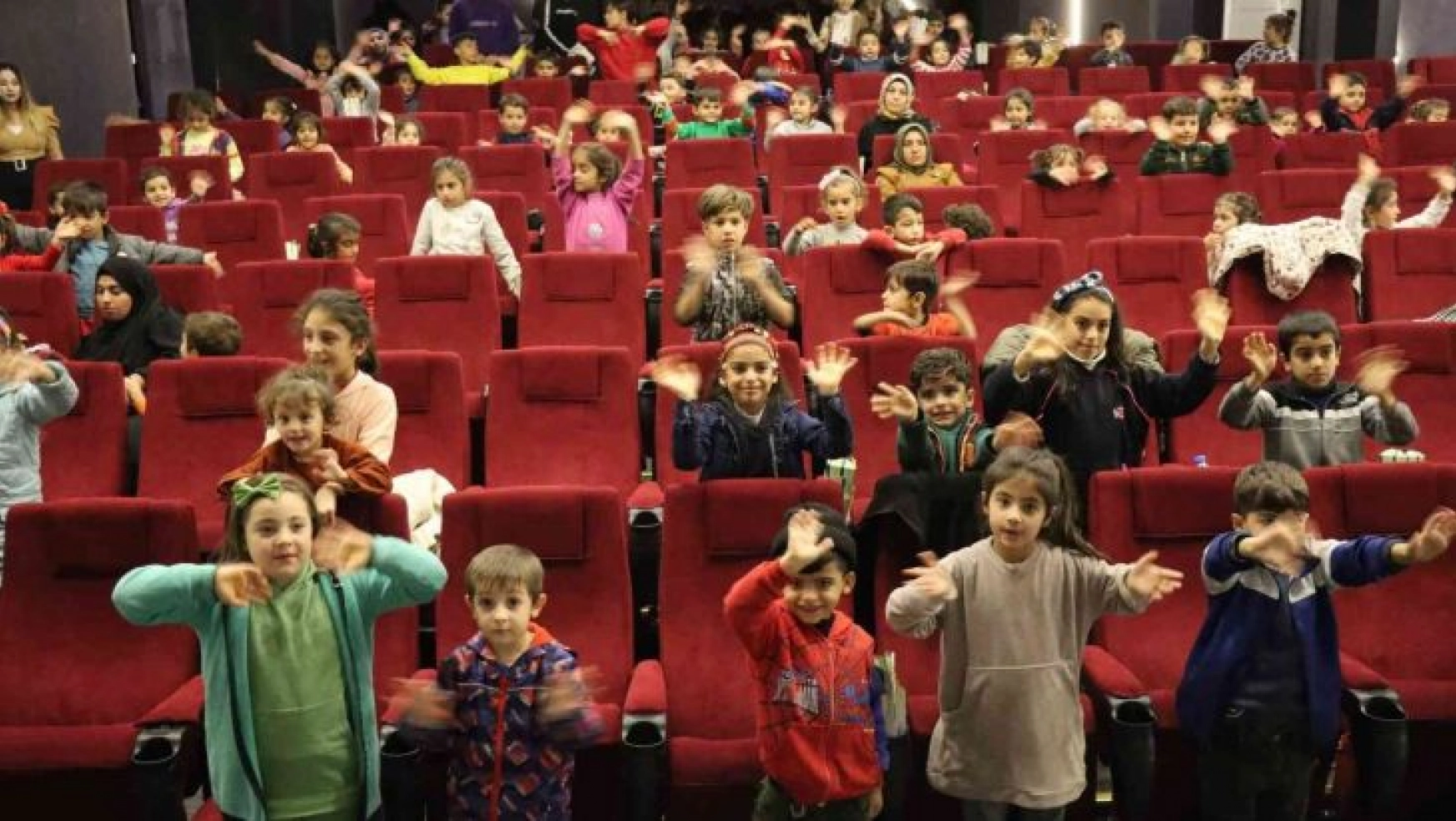 Çocuklar dijital sinemada Doru çizgi filmini izledi
