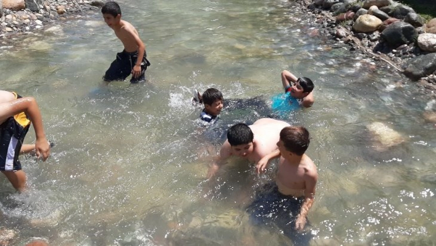 Çocuklar tehlikeye rağmen süs havuzlarında serinliyor