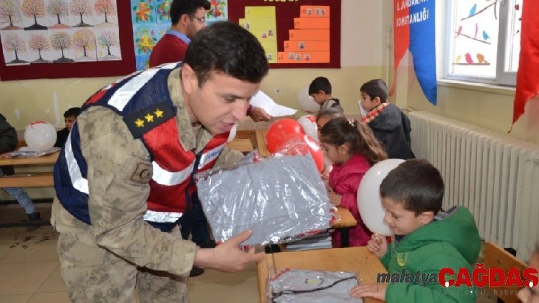 Çocuklardan karne dağıtan Mehmetçik'e asker selamı