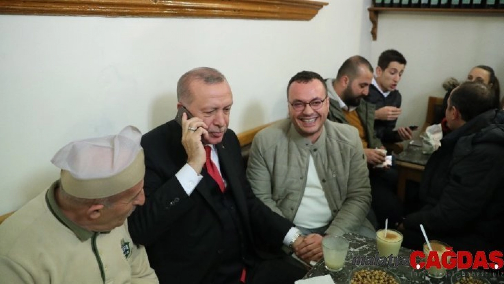 Cumhurbaşkanı Erdoğan, Fatih'te bozacıda vatandaşlarla sohbet etti