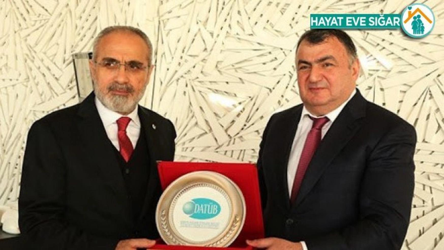 DATÜB Genel Başkanı Kassanov'dan 'Milli Birlik Kampanyası'na bağış