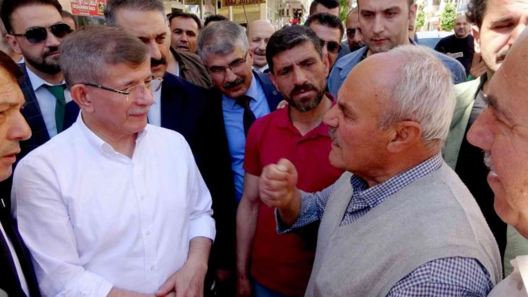 Davutoğlu'na Adıyaman'da 'HDP' ve 'CHP' tepkisi