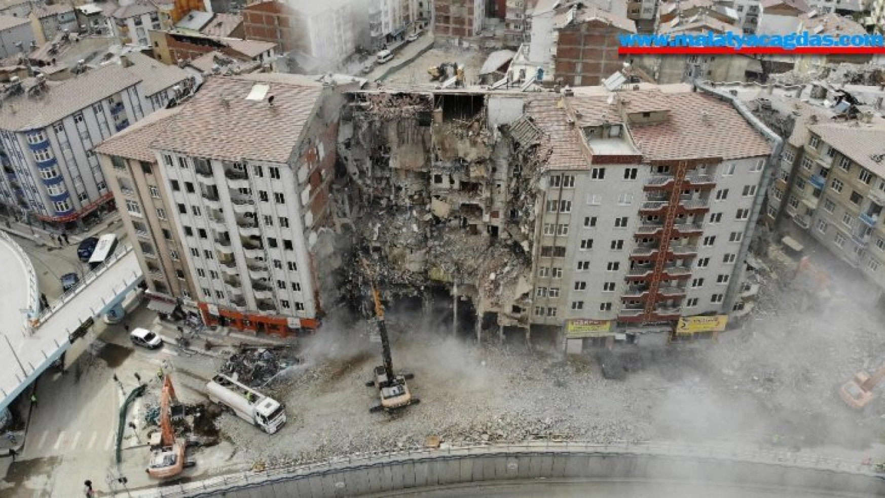 Deprem sonrası bin 400 yapı yıkıldı
