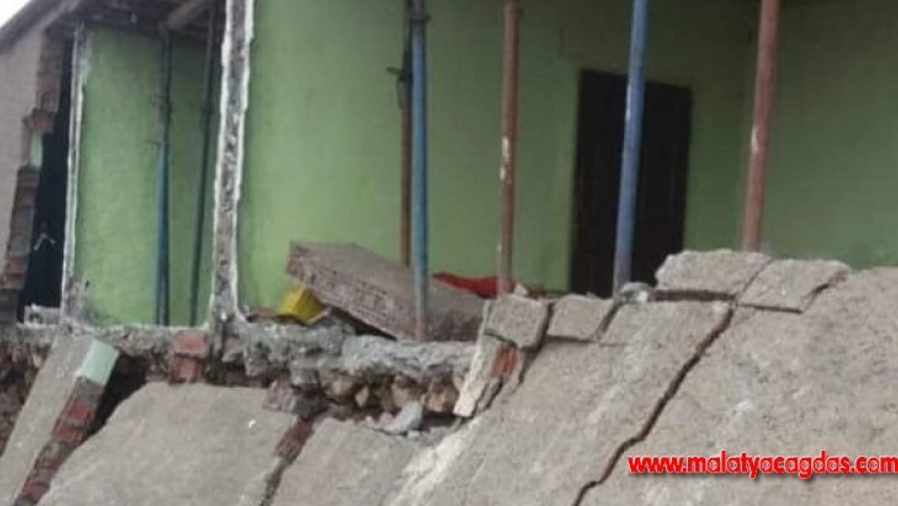 Deprem sonrası çatlaklıkların oluştuğu ev yıkıldı