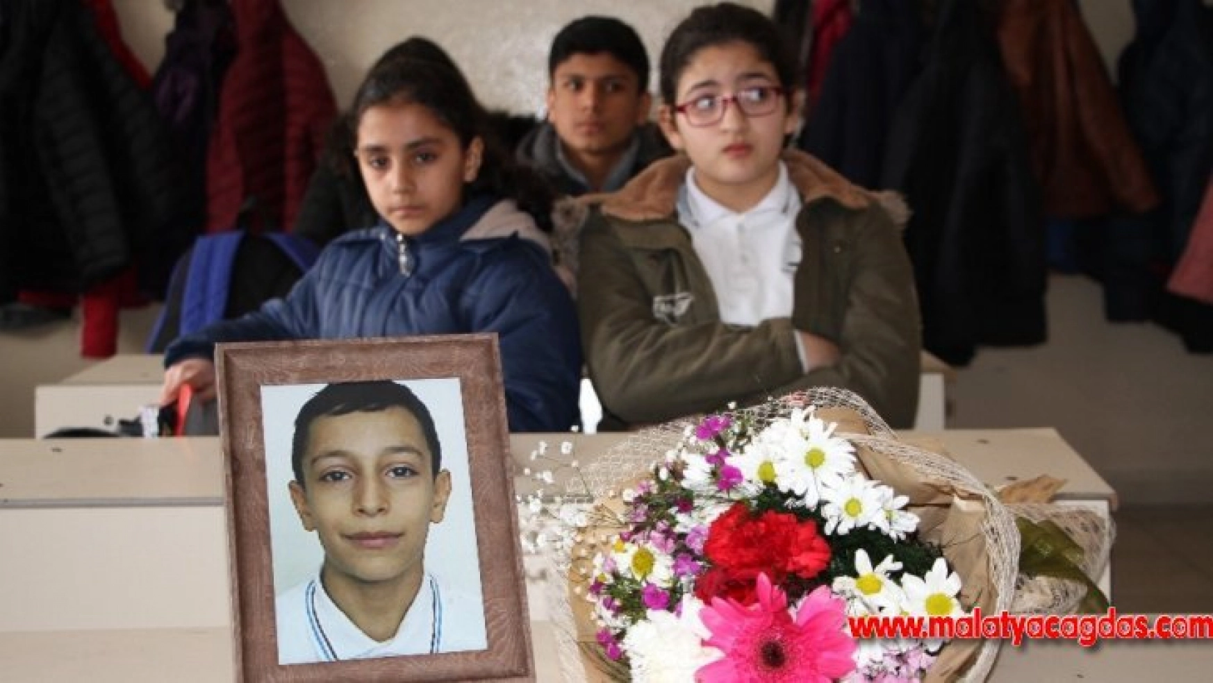 Depremde hayatını kaybeden Ömer Asaf'ın sınıf arkadaşları gözyaşını tutamadı