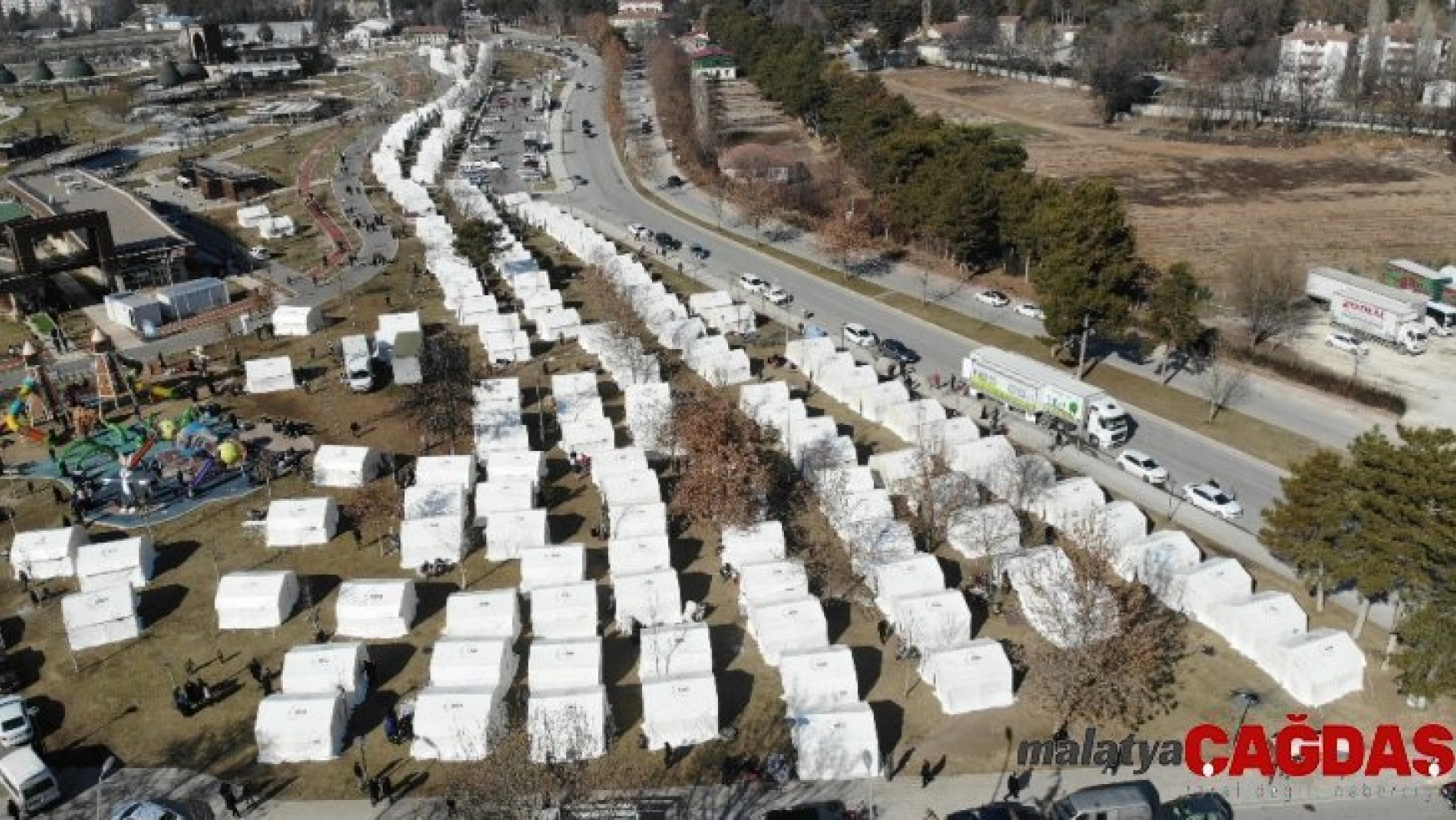 Depremden etkilenen vatandaşlar 'çadır kentlerde' yaşıyor