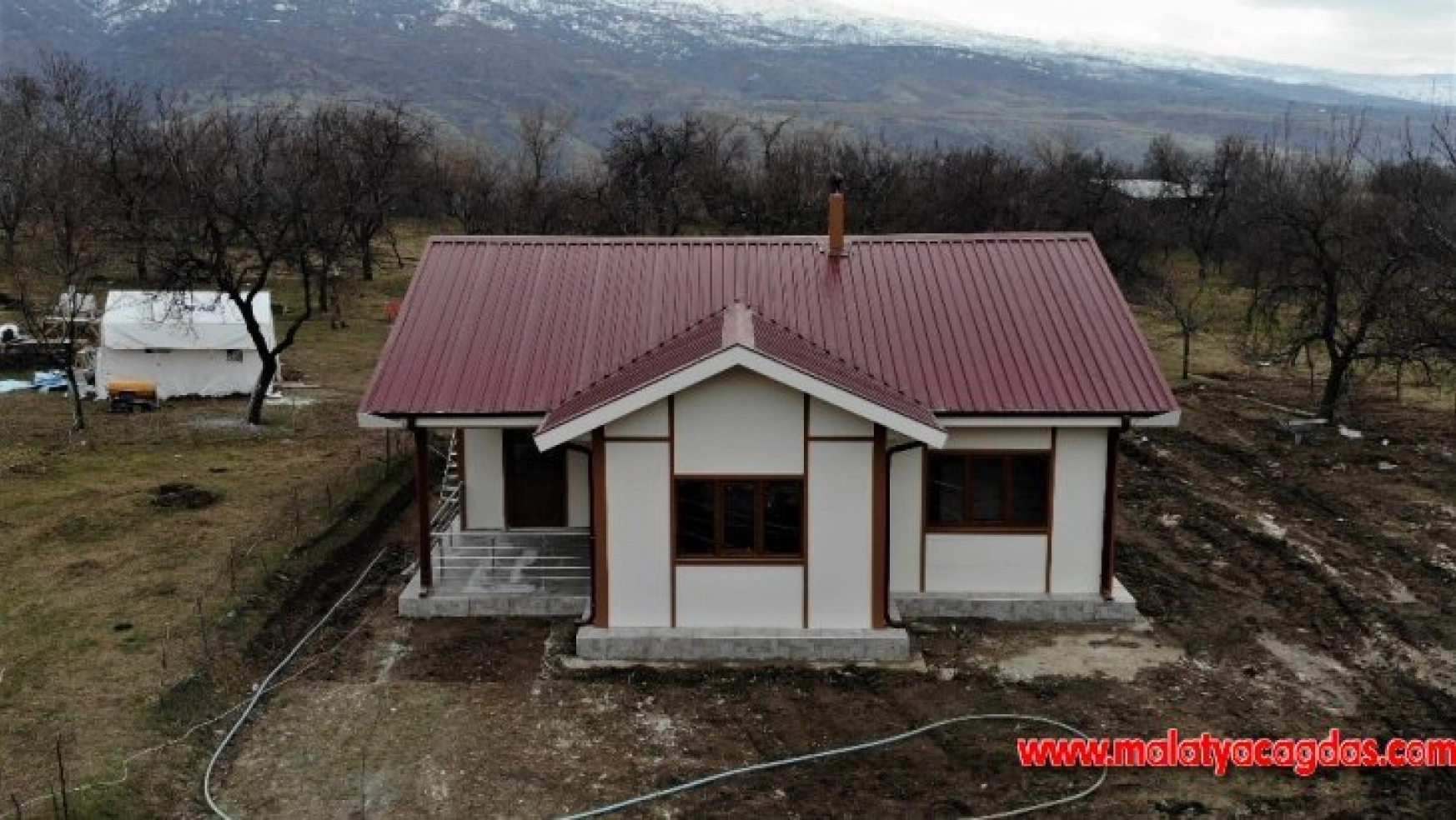 Depremin ana merkezi Çevrimtaş'a ilk 'örnek ev' kuruldu