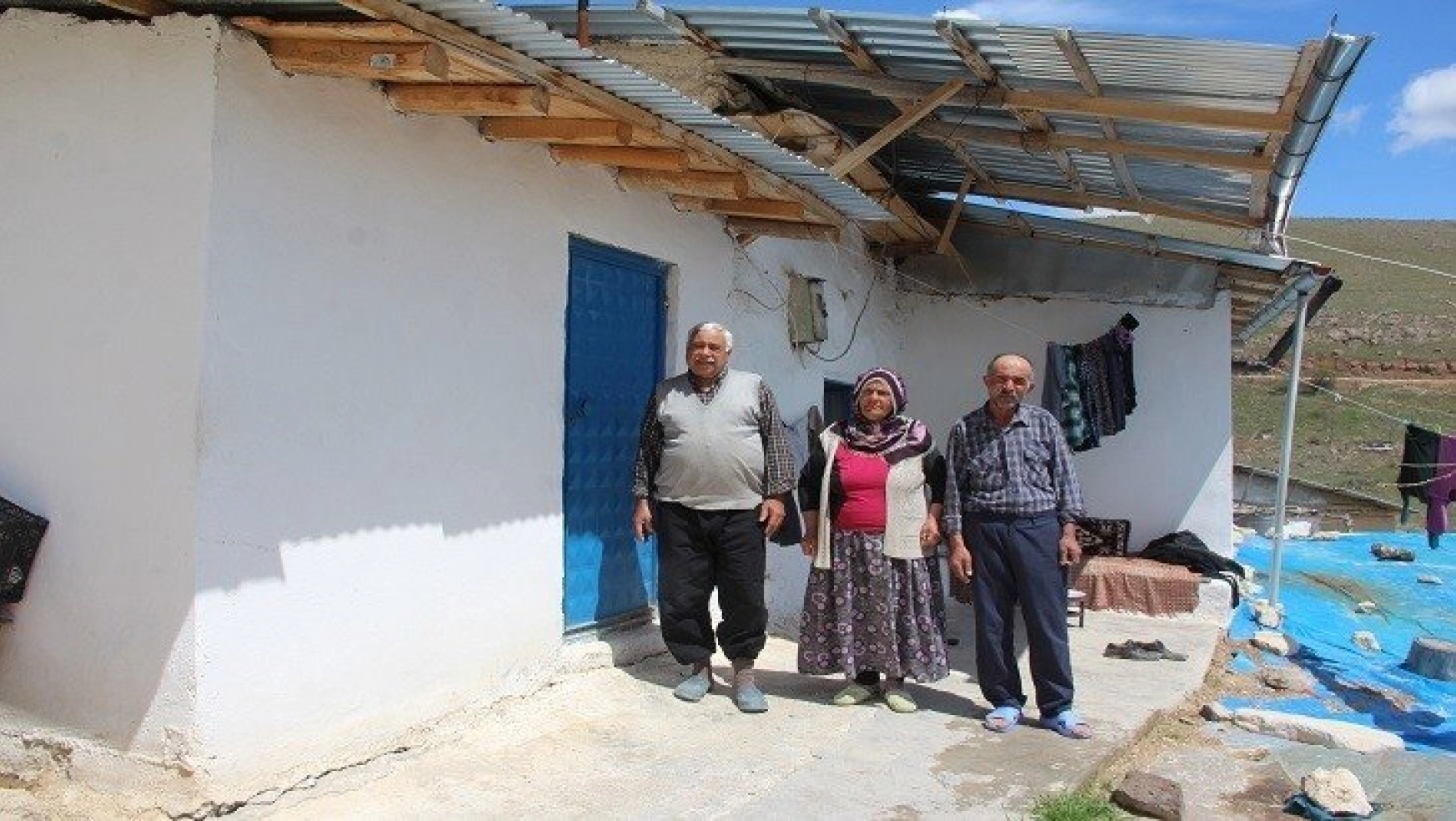 Depremlerden dolayı vatandaş evlerine giremiyor
