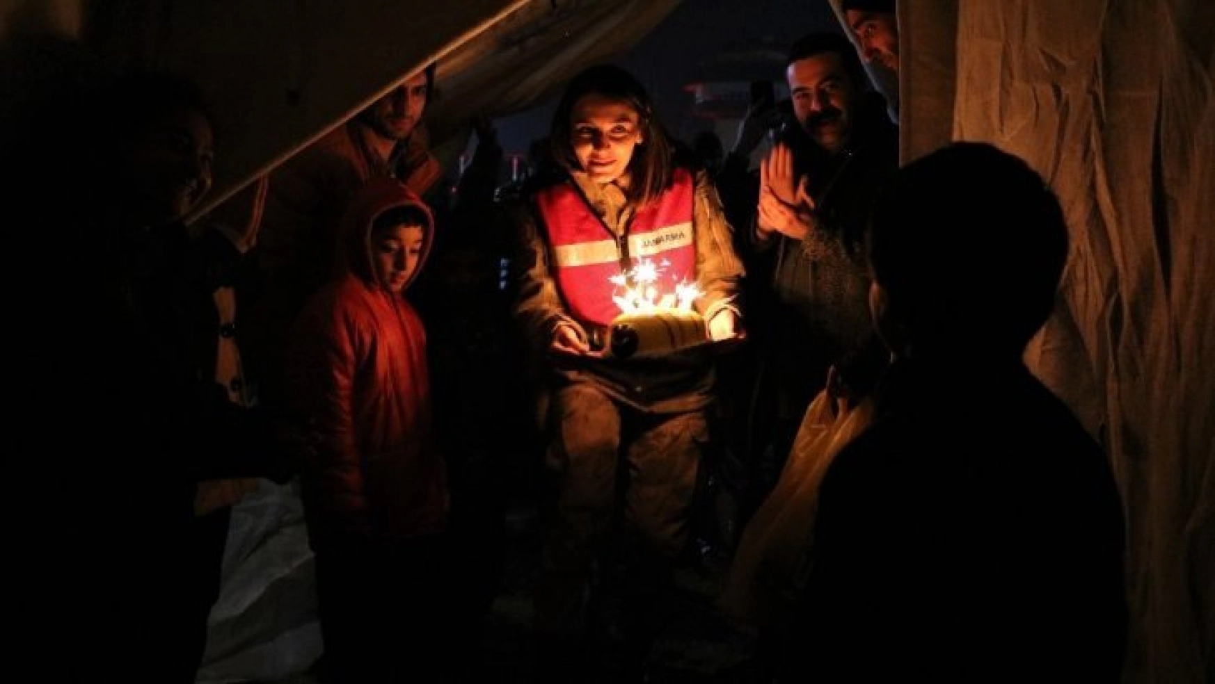 Depremzede çocuğa çadırda doğum günü