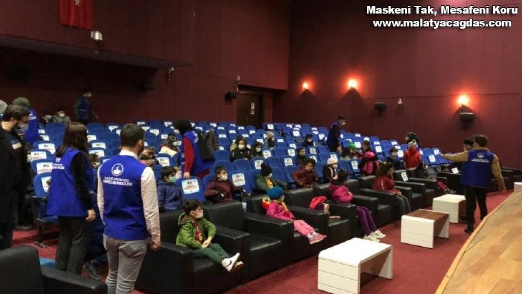 Depremzede çocuklar sinema keyfi yaşadı