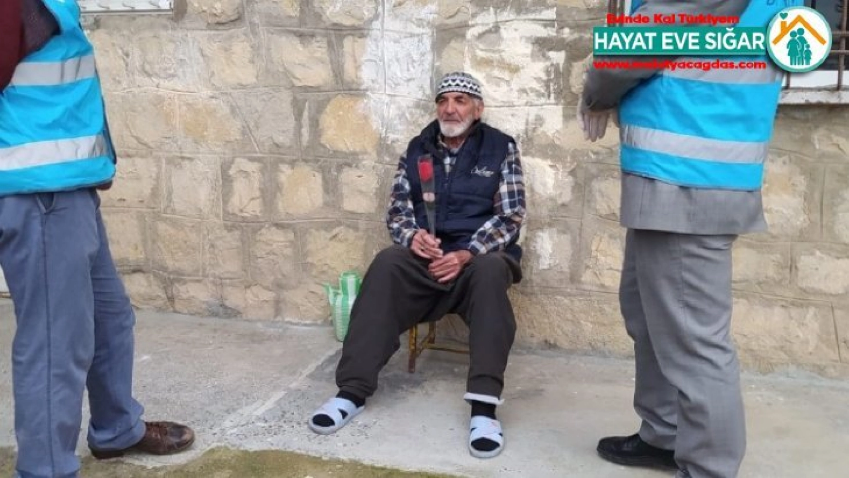 Dicle'de imamlar yaşlıları ziyaret edip gül dağıttı
