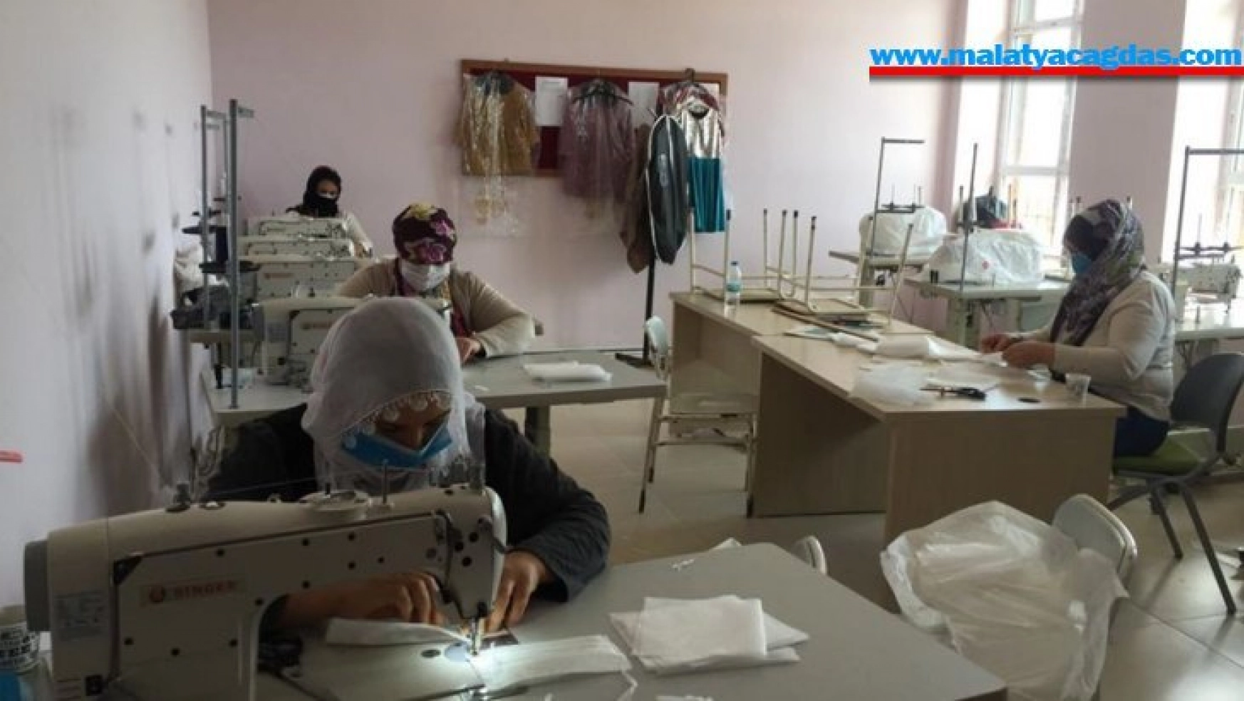 Dicle HEM'de gönüllü kadınlar maske üretiyor