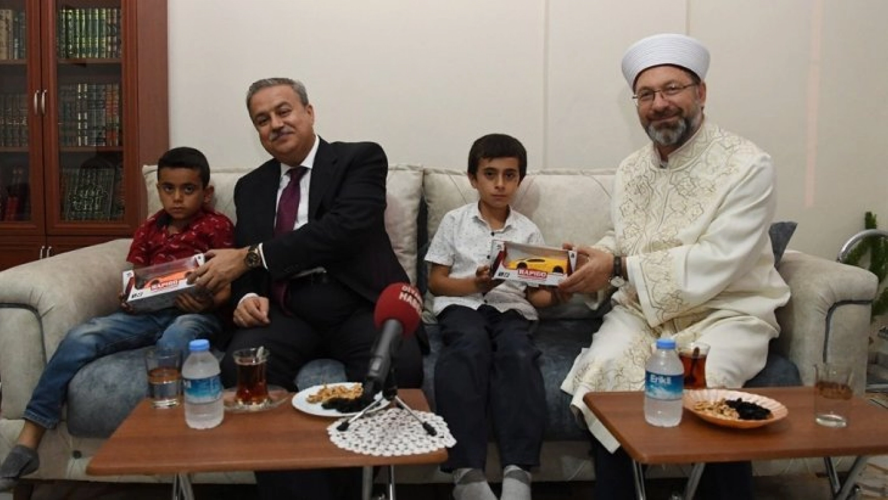 Diyanet İşleri Başkanı Erbaş, din görevlisinin evine misafir oldu