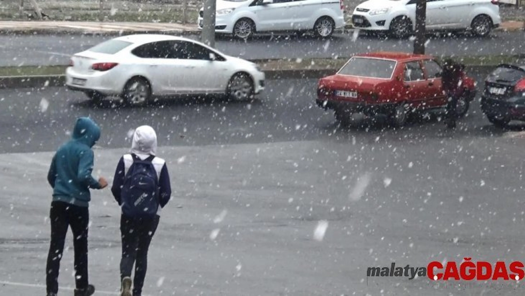 Diyarbakır'a mevsimin ilk karı yağdı