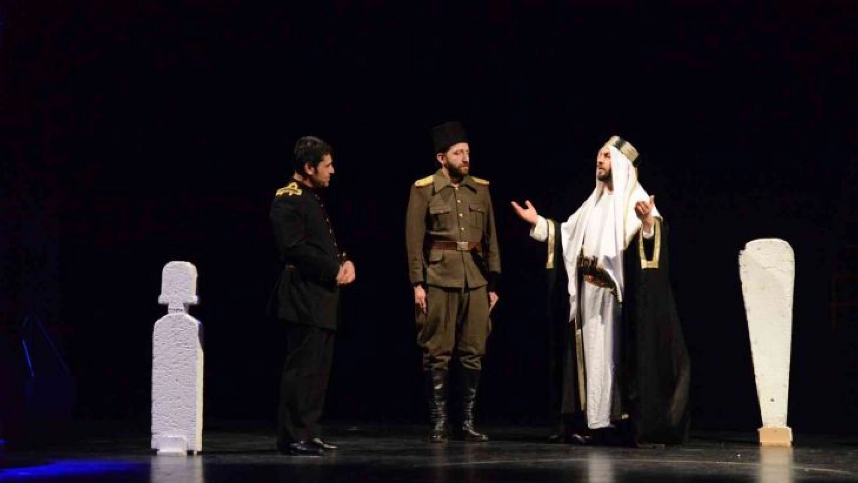 Diyarbakır'da 'Kumandan' oyunu tiyatro severlerle buluştu