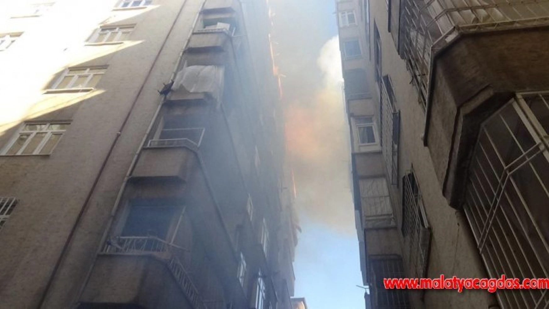 Diyarbakır'da apartmanın çatısında çıkan yangın paniğe neden oldu