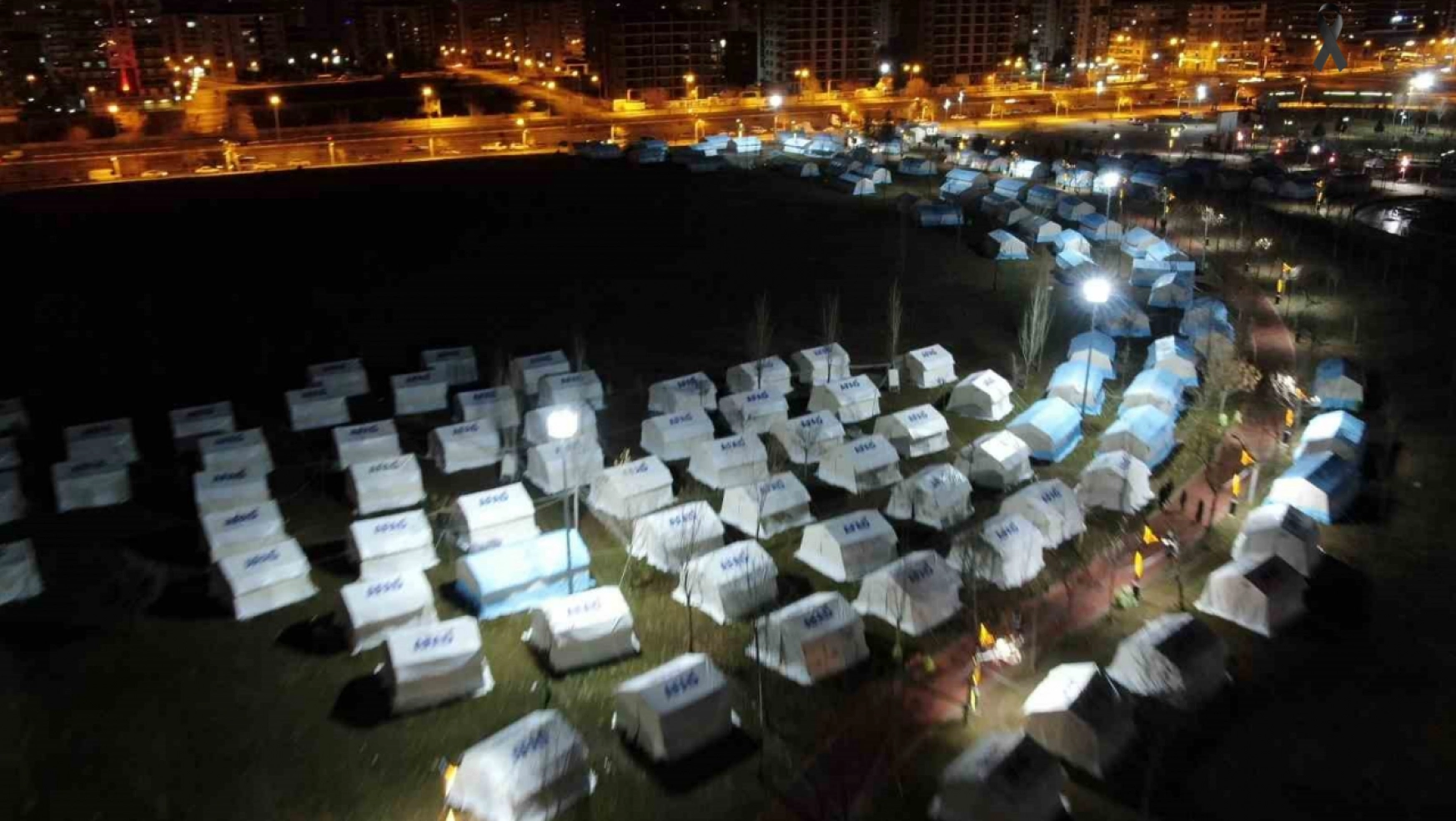 Diyarbakır'da çadır kent gece havadan görüntülendi