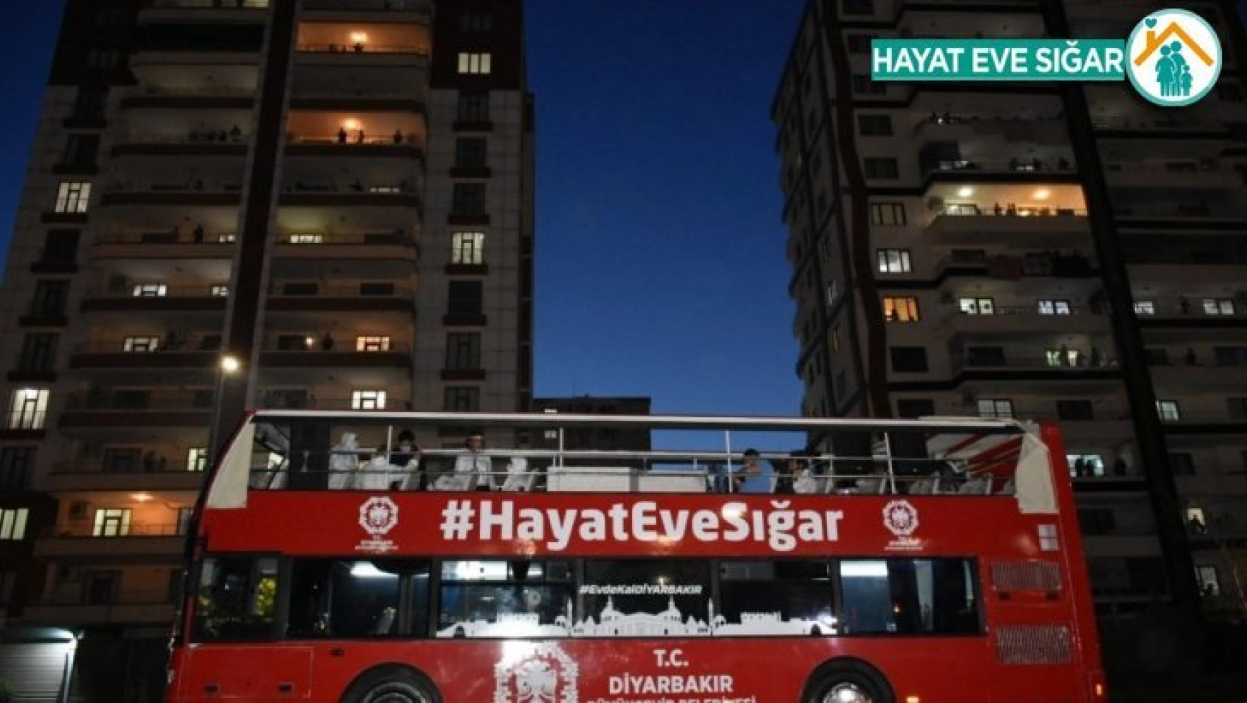 Diyarbakır'da evden çıkamayan vatandaşlara davullu konser