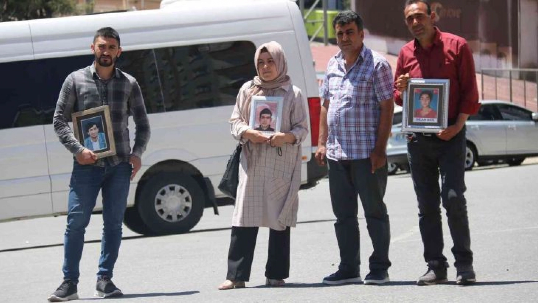 Diyarbakır'da evlat nöbetine 3 aile daha katıldı