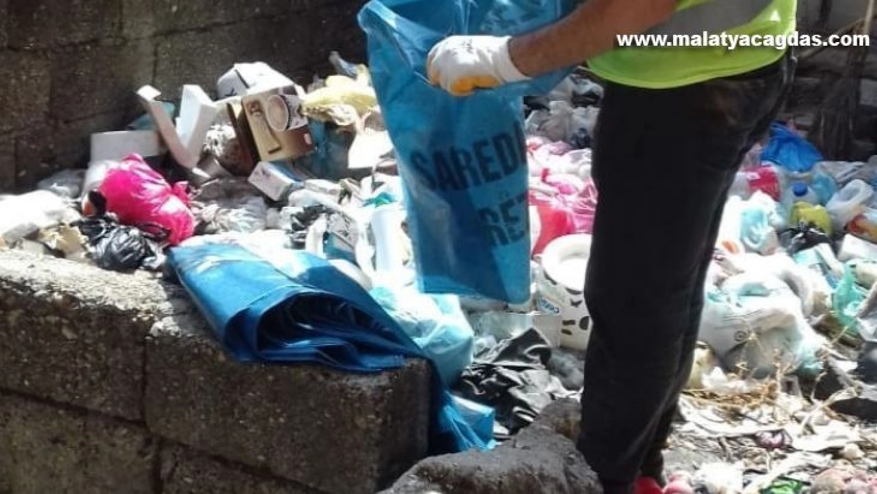 Diyarbakır'da harabe evde  1 ton çöp çıkarıldı