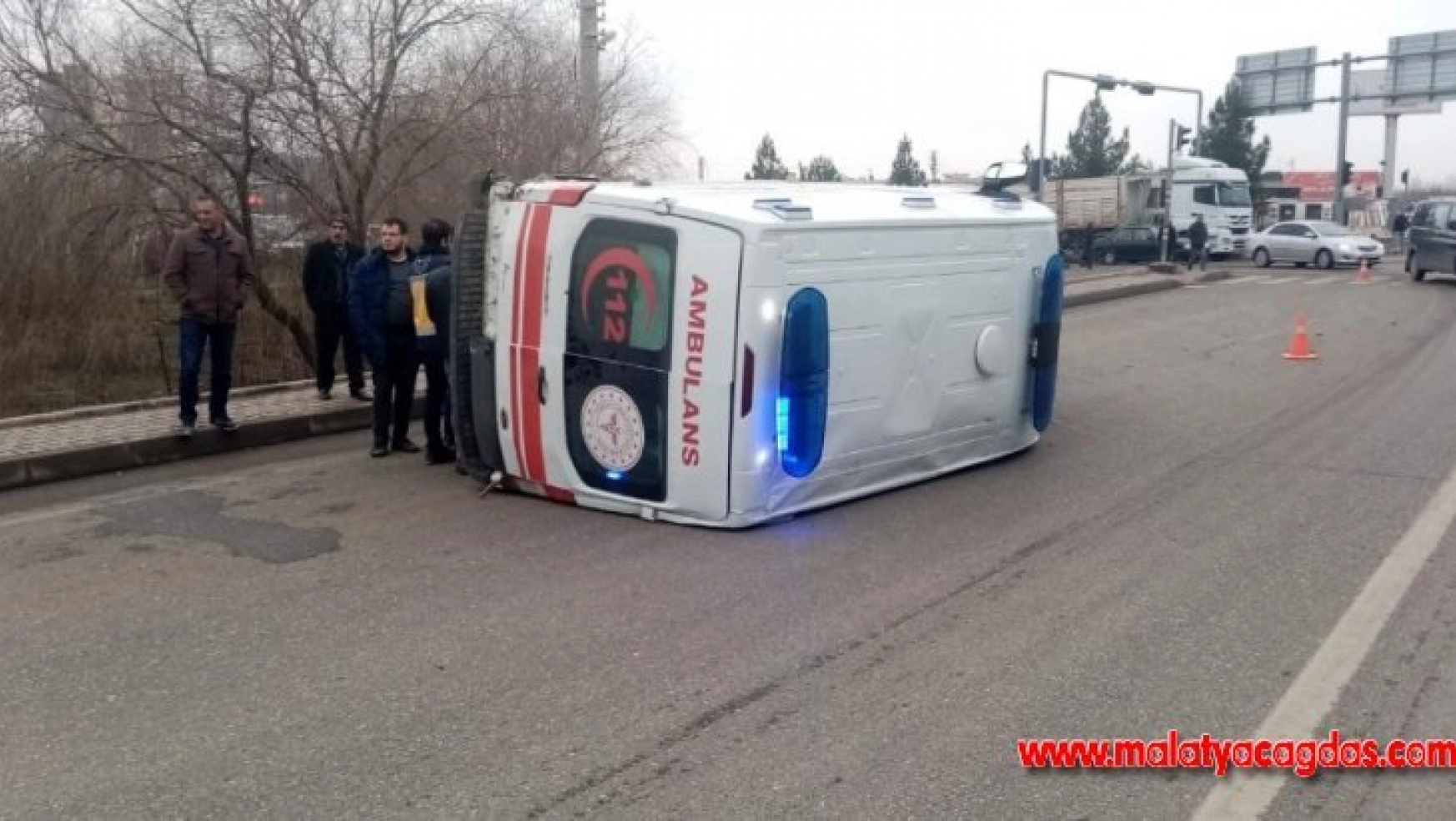 Diyarbakır'da hasta taşıyan ambulans kaza yaptı: 5 yaralı