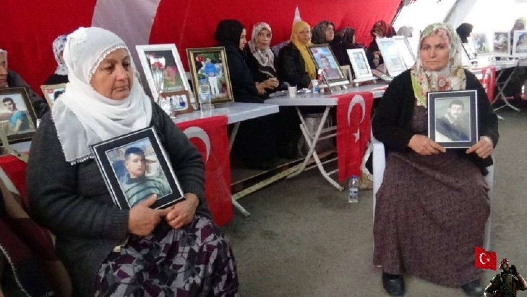Diyarbakır'da HDP önünde evlat nöbetine iki aile daha katıldı