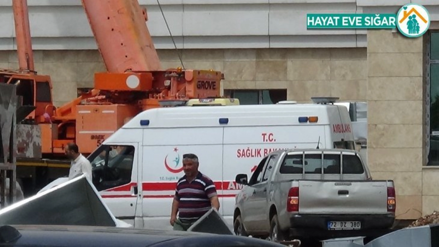 Diyarbakır'da inşaattan düşen 2 işçi yaralandı