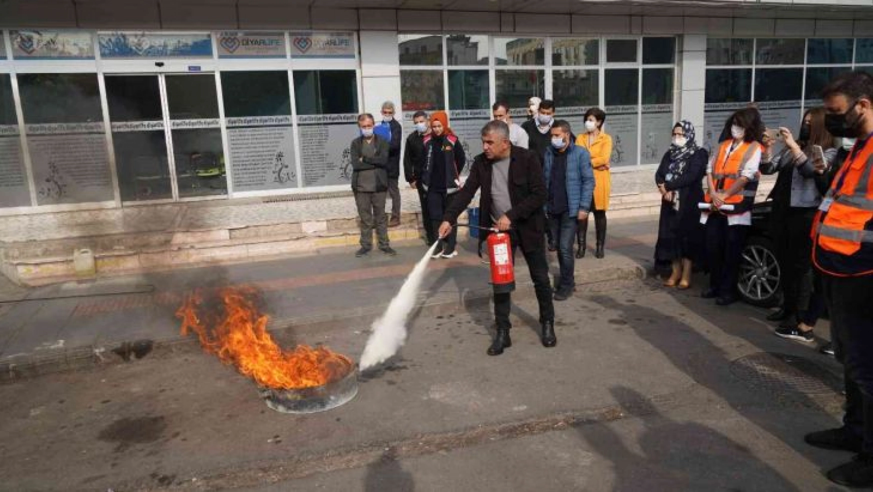 Diyarbakır'da itfaiye ekiplerinden gerçeği aratmayan hastane tatbikatı