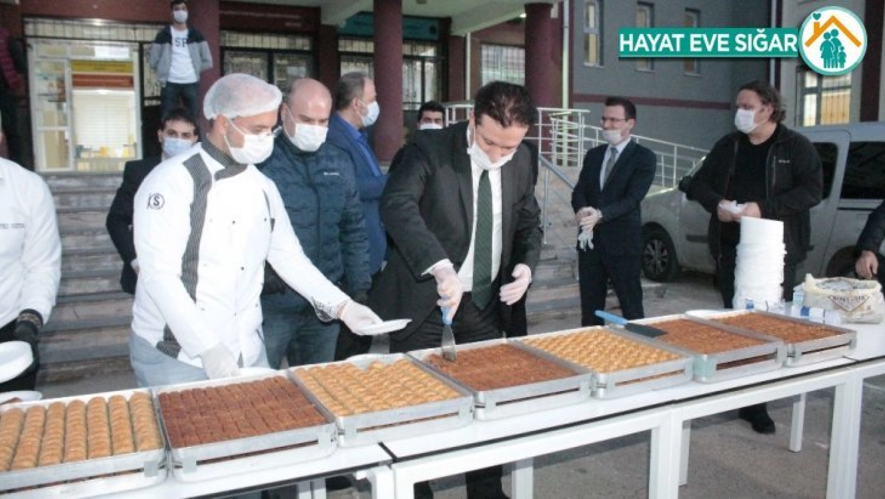 Diyarbakır'da Kadayıfçı Sıtkı Usta'dan 750 cezaevi personeline moral için tatlı ikramı