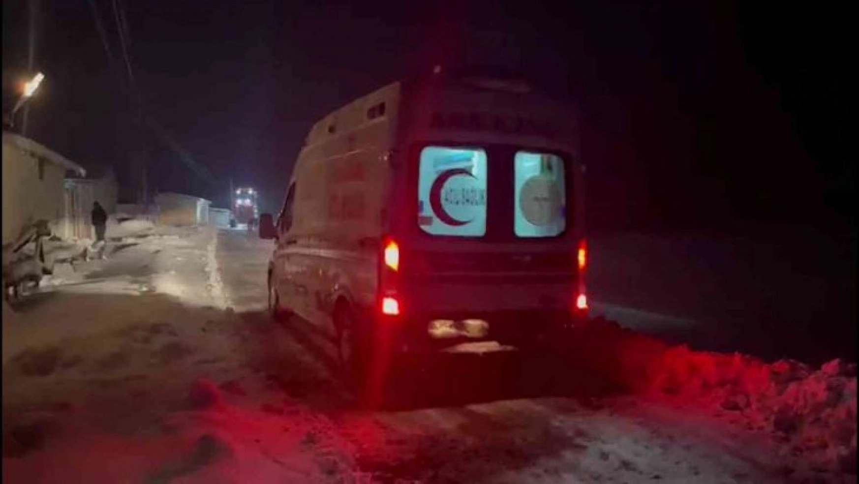 Diyarbakır'da kapalı yolları açan belediye, iki hasta için seferber oldu