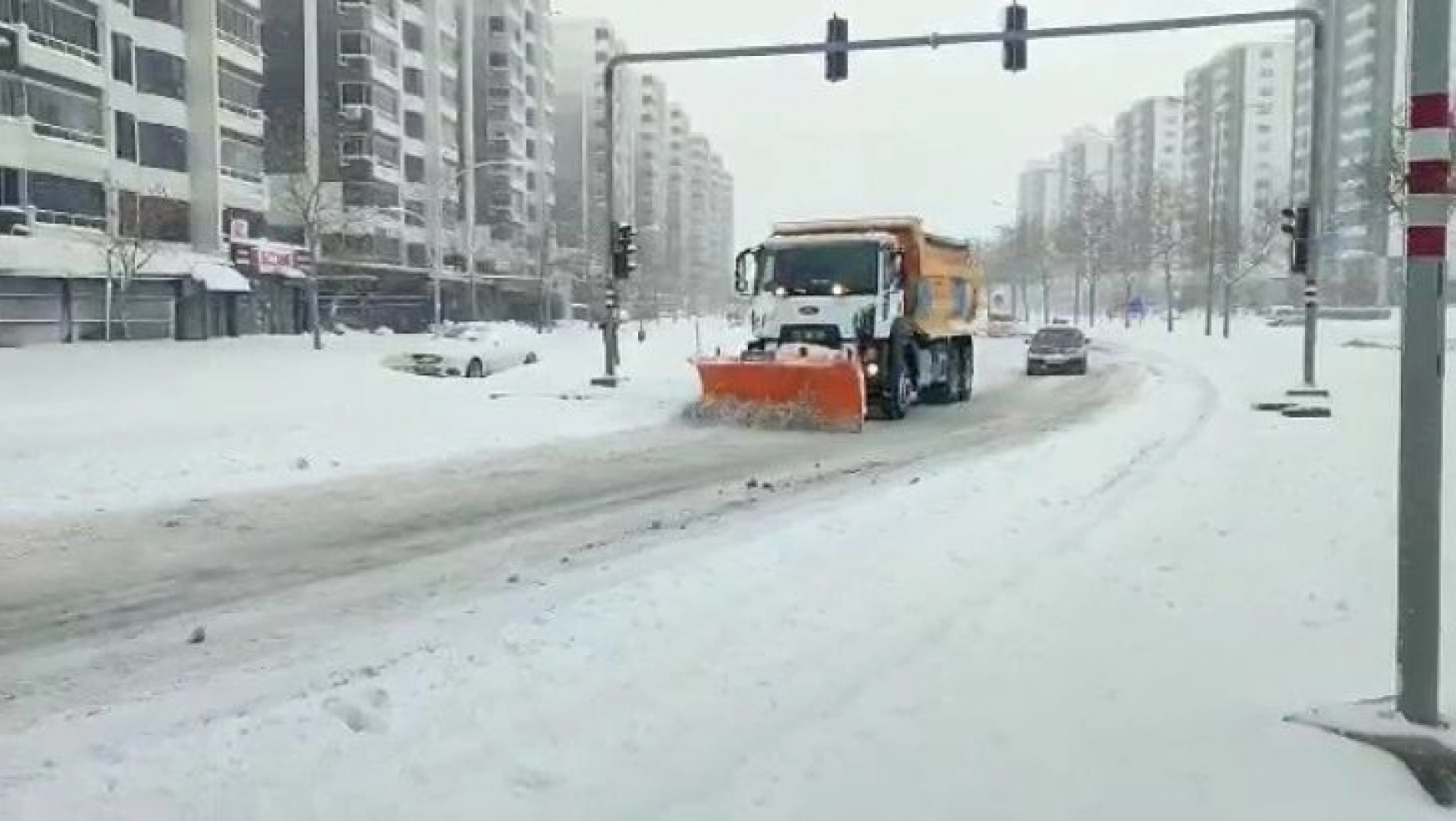 Diyarbakır'da karla mücadele çalışmaları aralıksız sürüyor