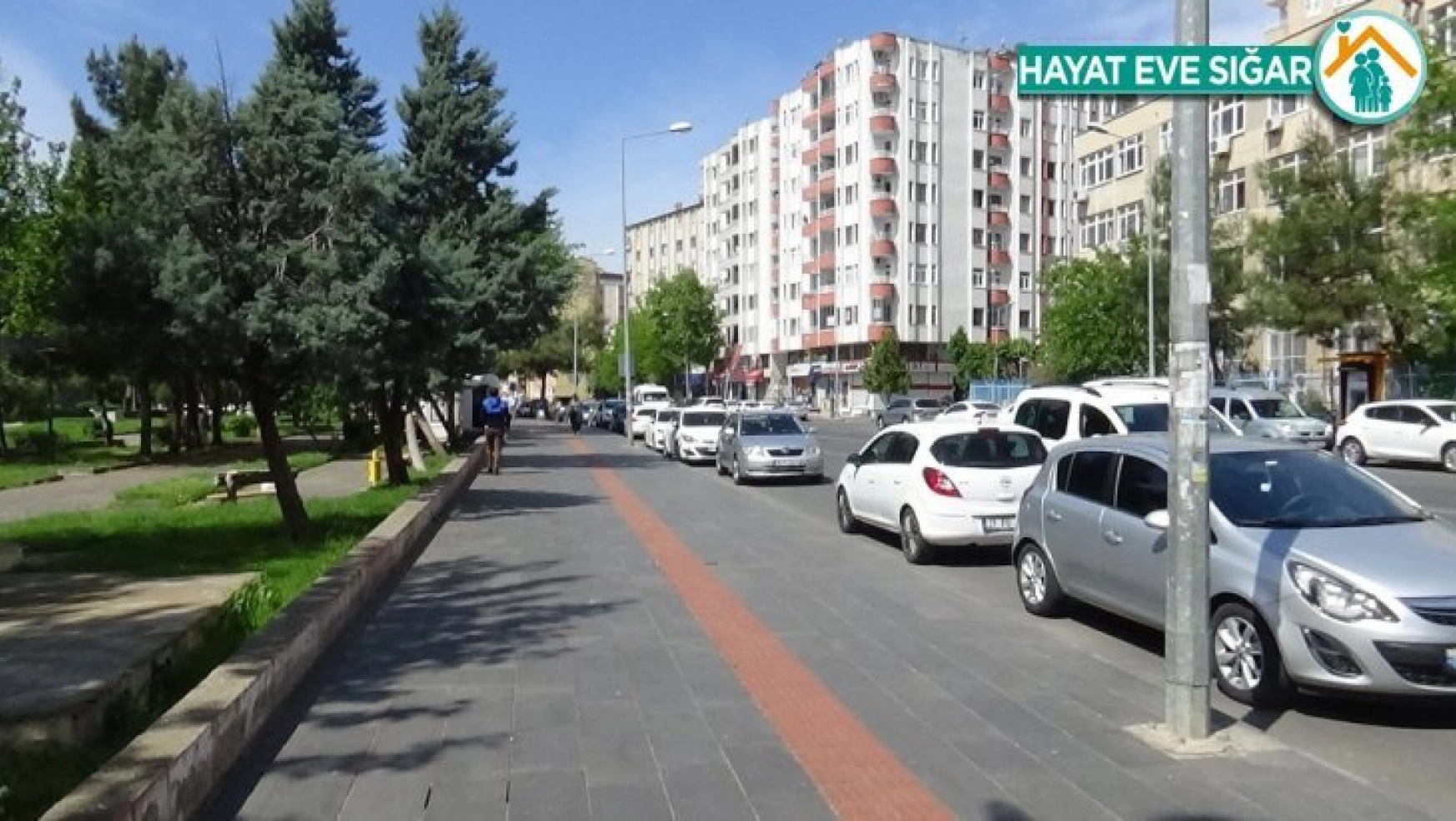 Diyarbakır'da kısıtlama kalktı, vatandaşlar sosyal mesafe kuralına uyarak dışarı çıktı