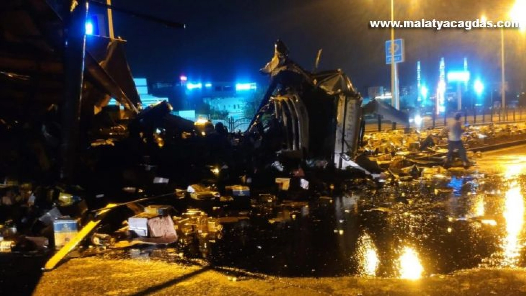 Diyarbakır'da motor yağı yüklü kamyon devrildi, yol geçici süreyle kapatıldı