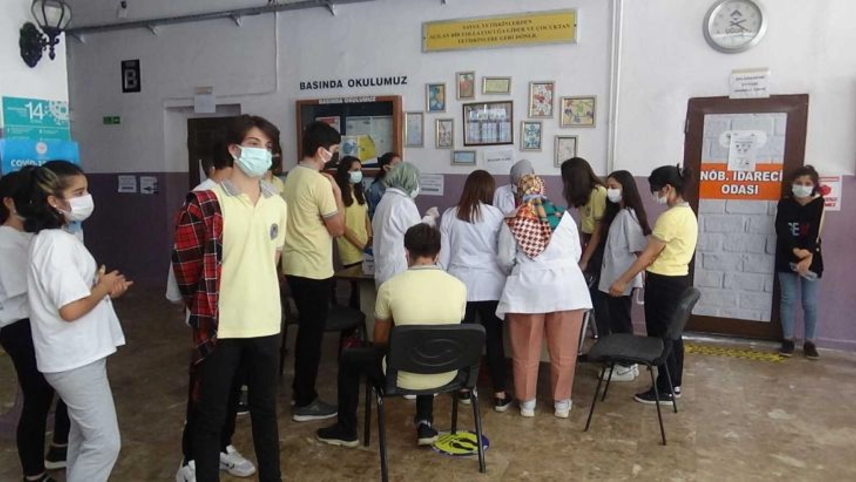 Öğrenciler aşı olmak için sıraya girdi