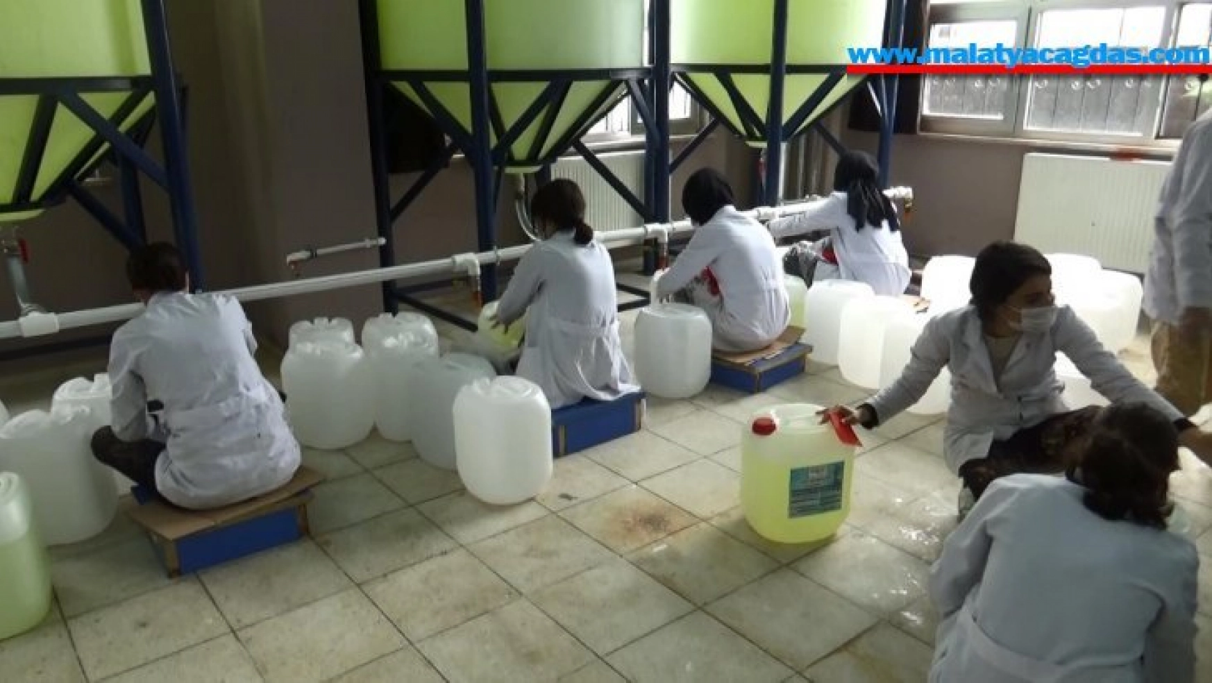 Diyarbakır'da öğrenciler korona virüs nedeni ile dezenfektan üretimini iki katına çıkardı